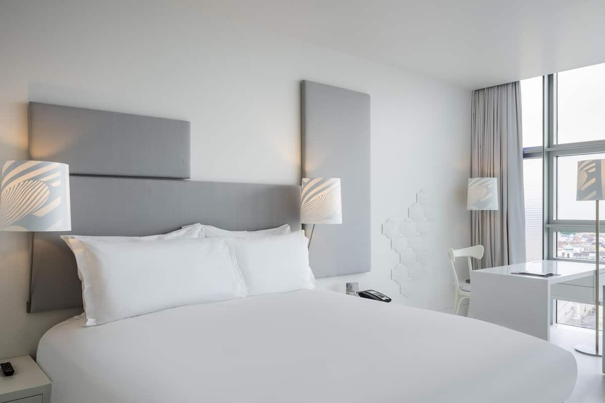 SO/ Cosy, Ferris Wheel View (Room) | Premium bedding, minibar, in-room safe, individually decorated