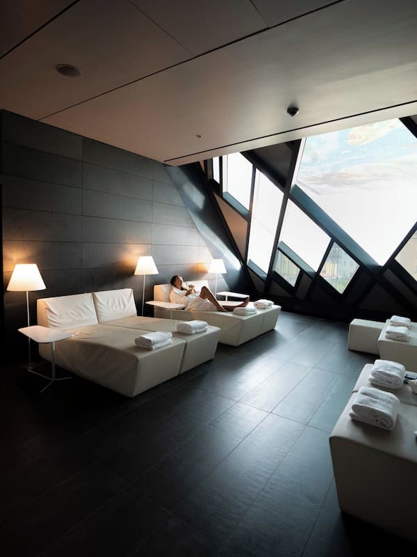 Couples treatment rooms, hot tub, body treatments, aromatherapy