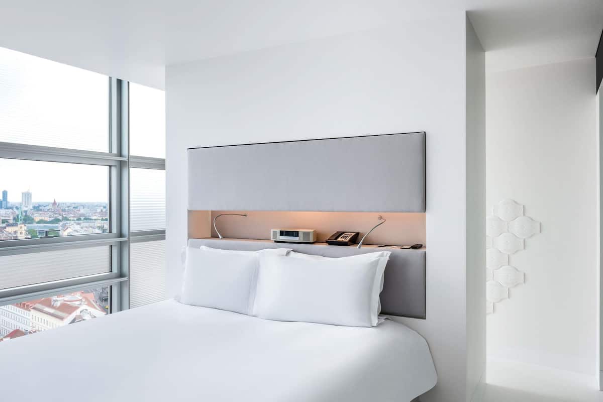 SO/ Studio, Ferris Wheel View (Suite) | Premium bedding, minibar, in-room safe, individually decorated