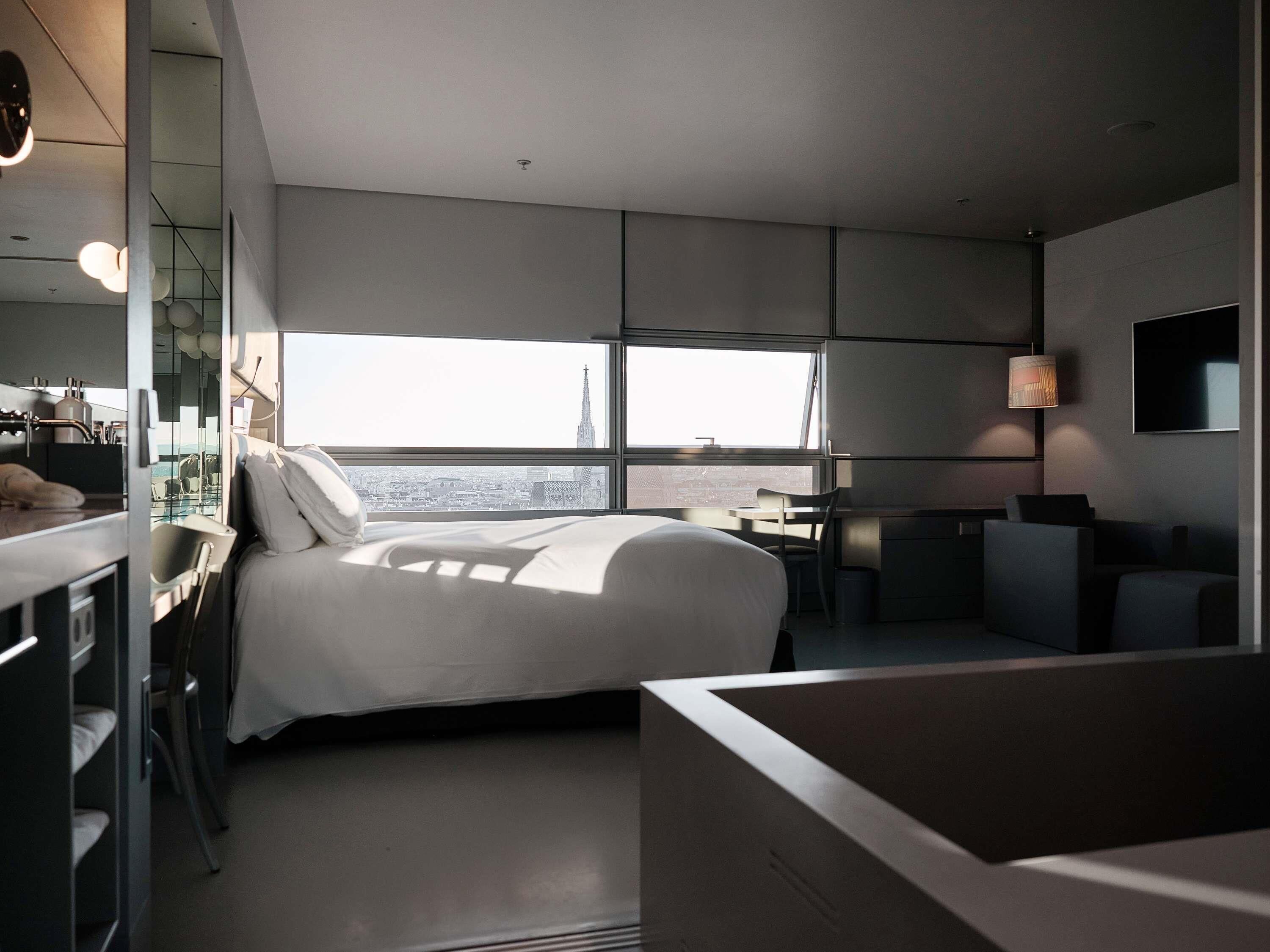 أغطية فراش متميزة وميني بار وخزنة داخل الغرفة وبديكورات فريدة لكل غرفة