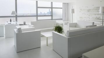 SO/ VIP, Panoramic View (Suite) | Ylelliset vuodevaatteet, minibaari, tallelokero huoneessa