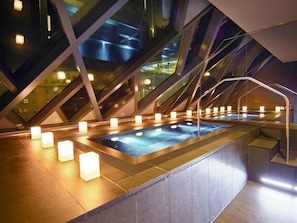 Couples treatment rooms, hot tub, body treatments, aromatherapy