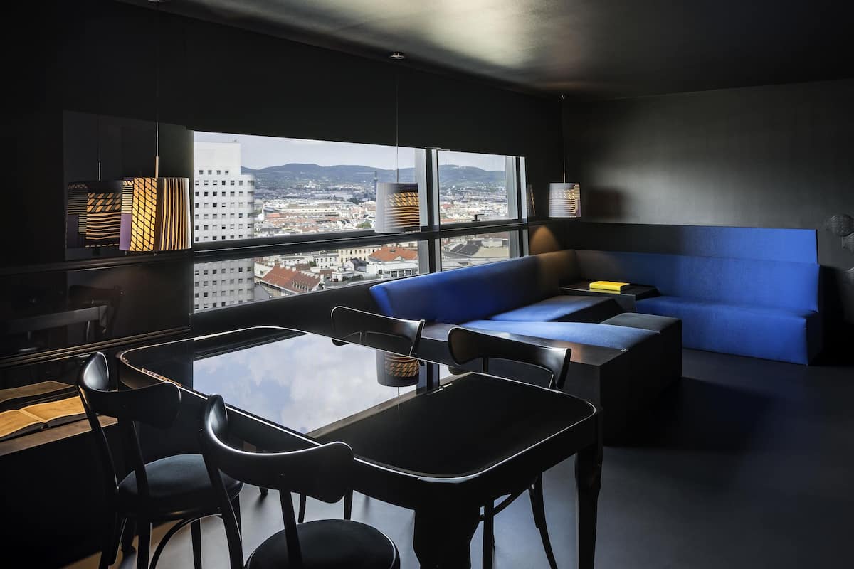 デラックス スイート キングベッド 1 台 (Black, Danube Canal View) | 高級寝具、ミニバー、セーフティボックス (室内)、客室ごとに異なる装飾