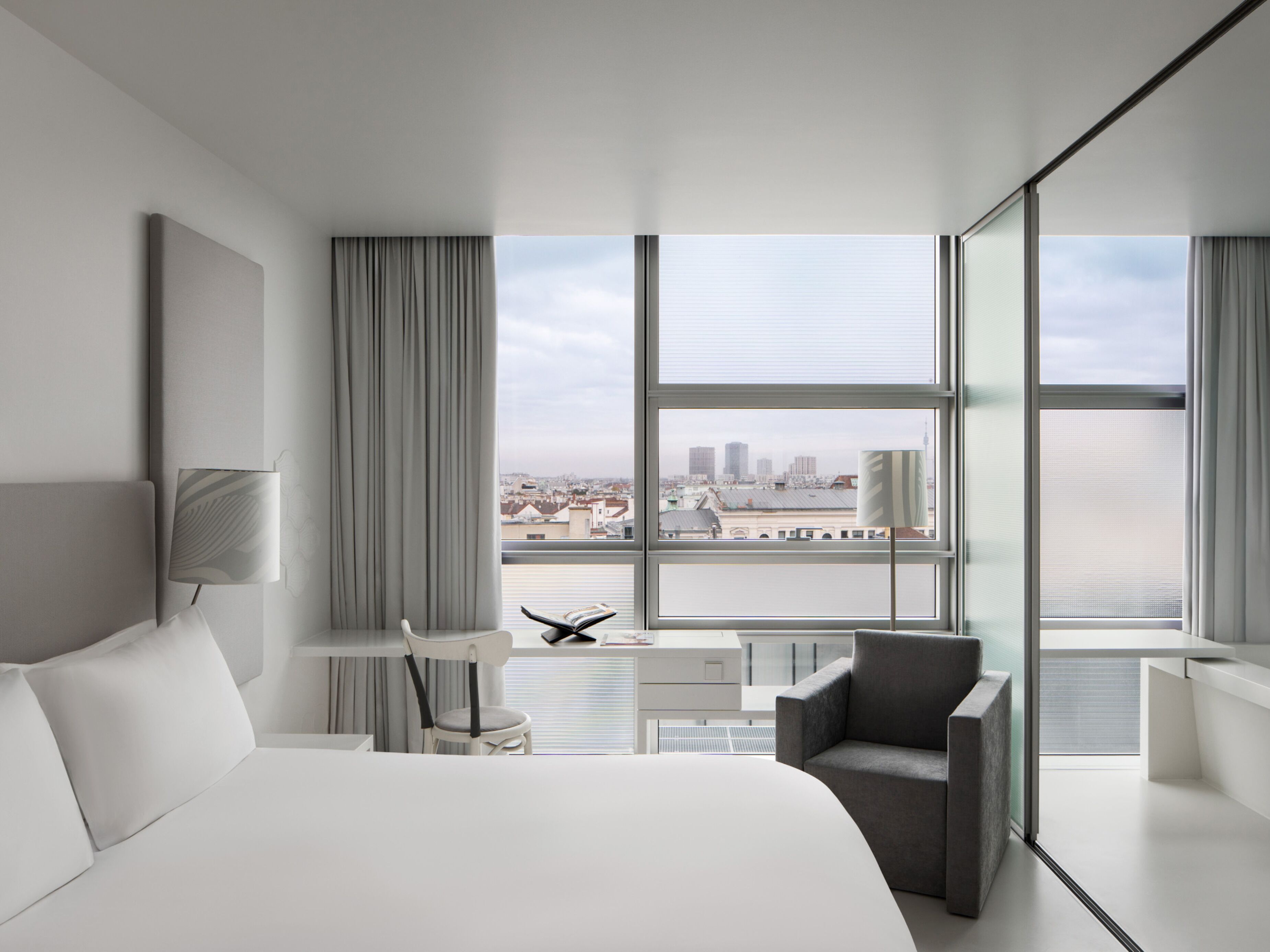 Quarto clássico, 1 cama Queen | Roupas de cama premium, frigobar, cofres nos quartos