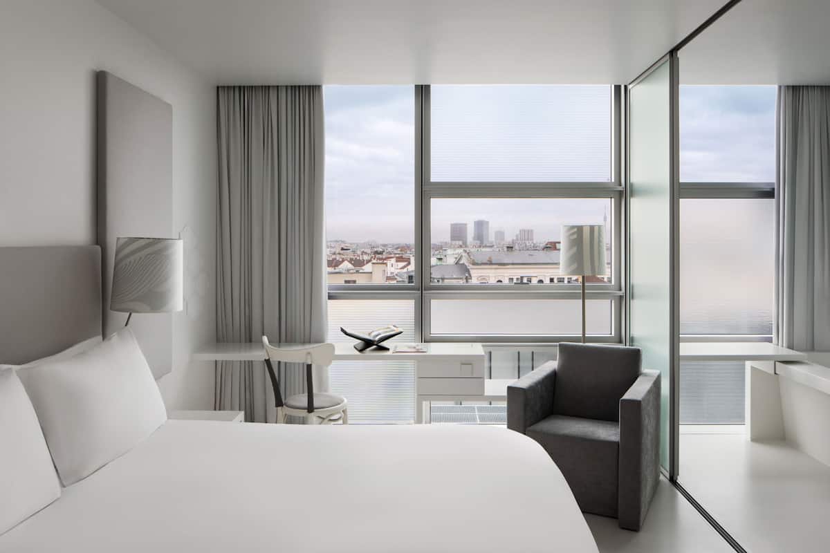 Quarto clássico, 1 cama Queen | Roupas de cama premium, frigobar, cofres nos quartos