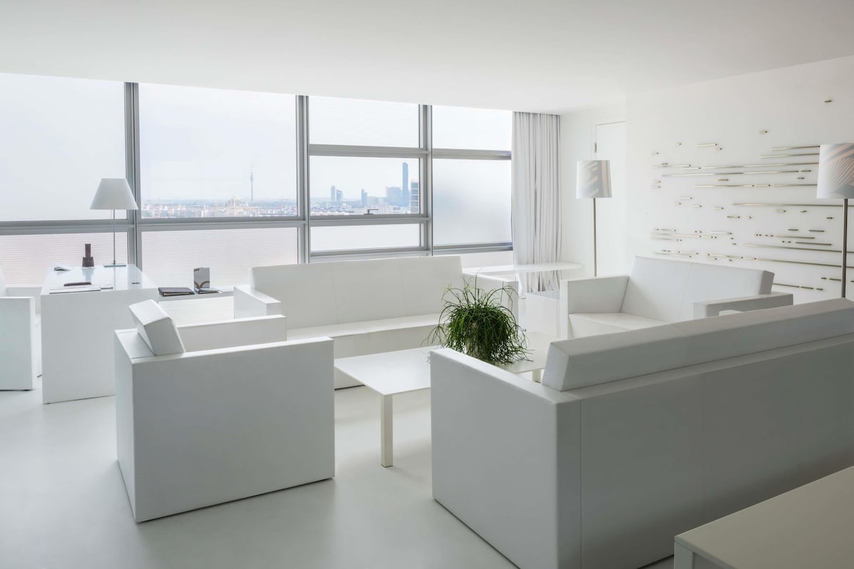 Presidential Suite – 270° panoramic skyline view, king-size bed | Premium bedding, minibar, in-room safe, desk