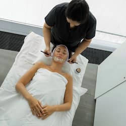 Couples treatment rooms, hot tub, body treatments, aromatherapy