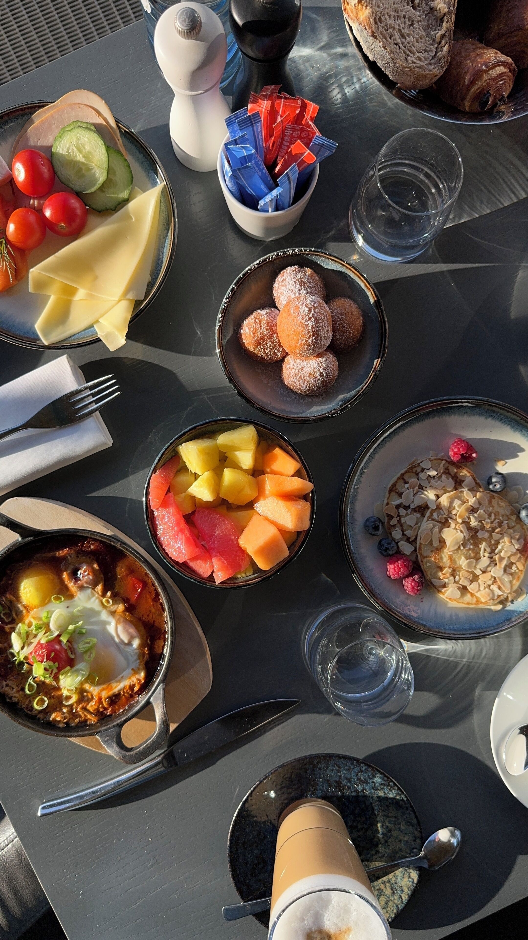 daily full breakfast (eur 42 per person)