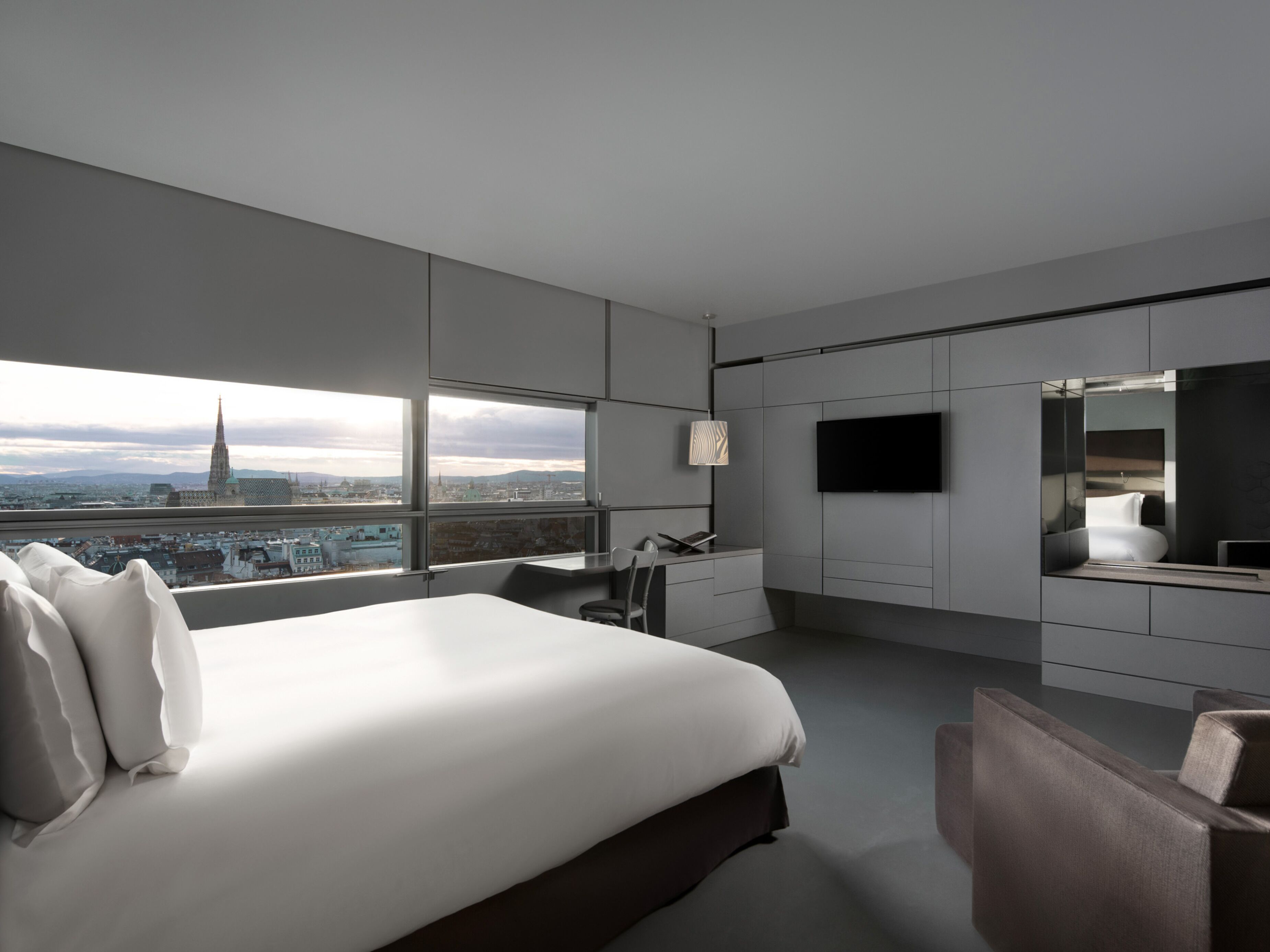 Quarto executivo, 1 cama King | Roupas de cama premium, frigobar, cofres nos quartos