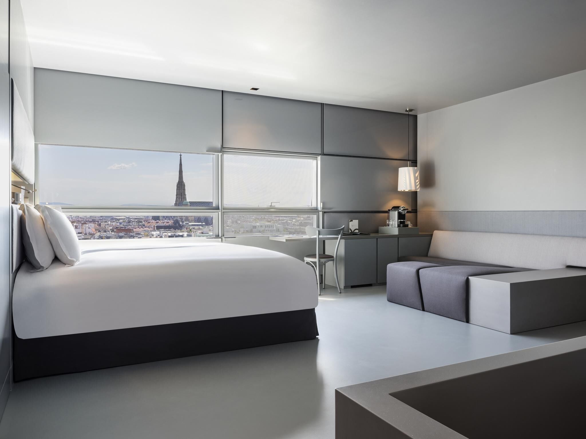 Phòng Deluxe (Cathedral view) | Bộ đồ giường cao cấp, minibar, két bảo mật tại phòng 