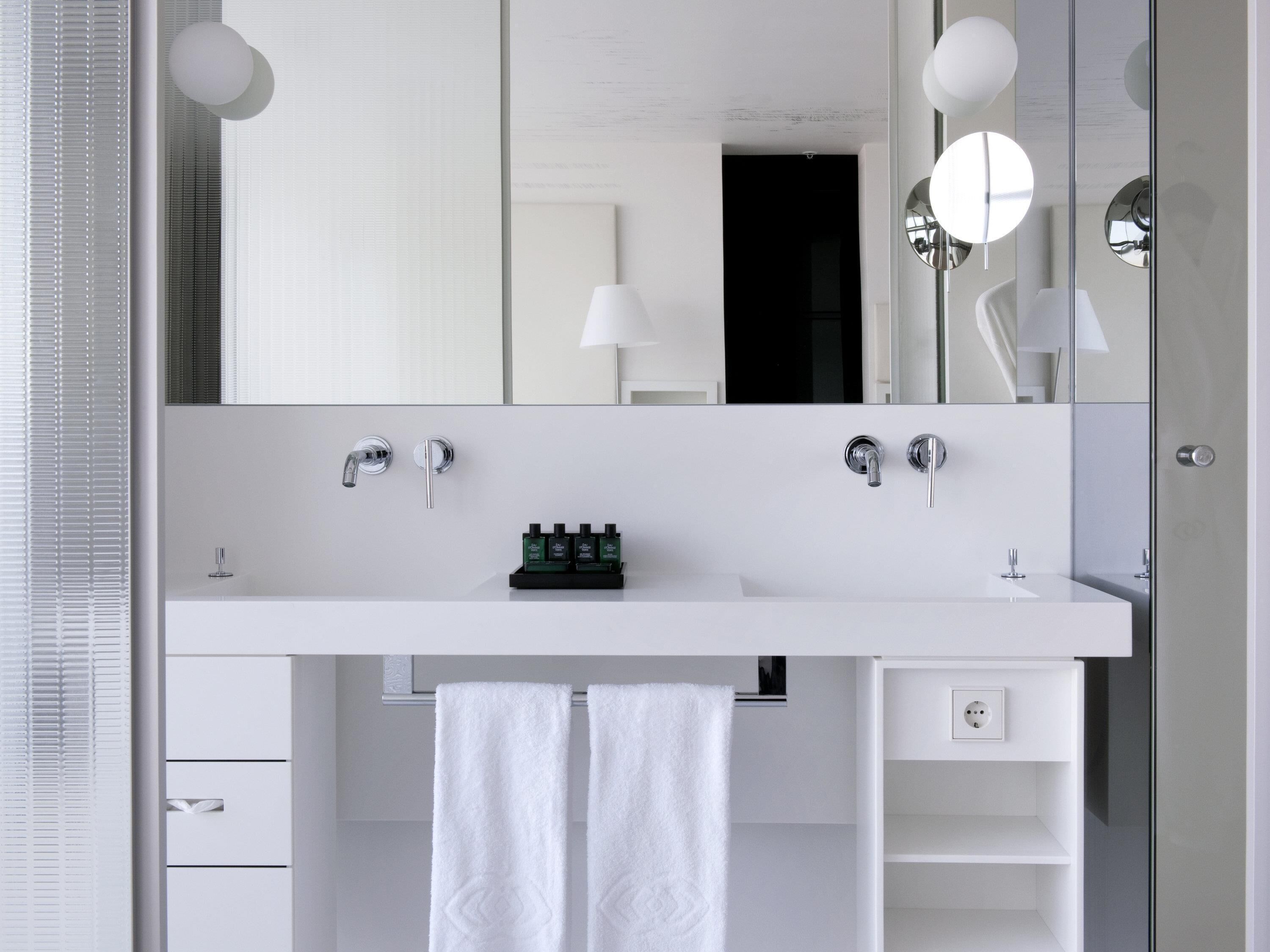 أغطية فراش متميزة وميني بار وخزنة داخل الغرفة وبديكورات فريدة لكل غرفة