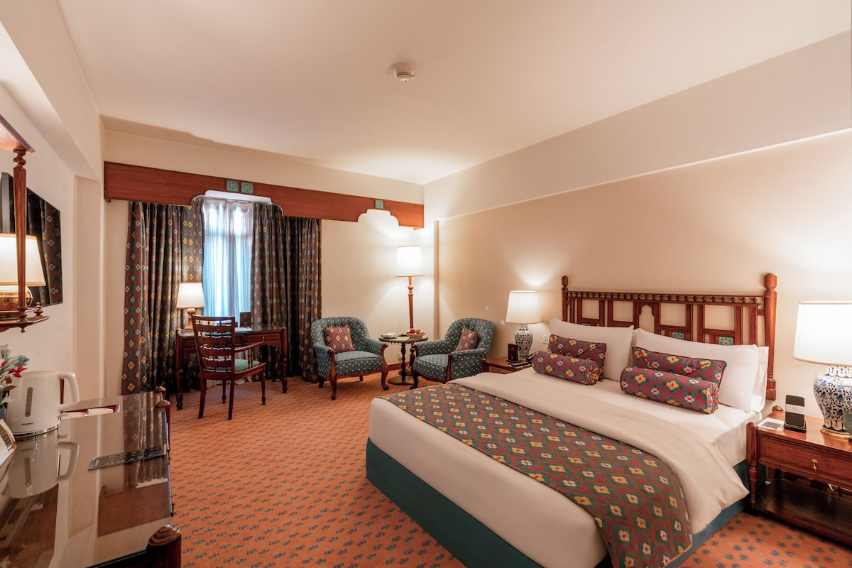 Premier Room | Minibar, in-room safe, desk, blackout curtains