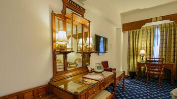 Habitación ejecutiva con 2 camas individuales | 1 habitación, minibar, caja de seguridad en la habitación y escritorio