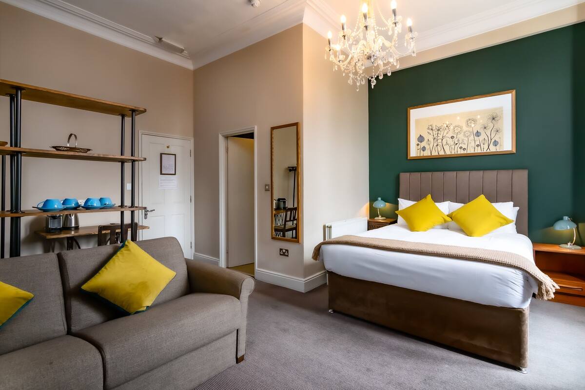 Family Room Sleeps 4 | 防敏寢具、書桌、熨斗/熨衫板、免費 Wi-Fi