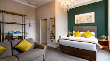 Family Room | Hypo-allergenic bedding, desk, iron/ironing board, free WiFi