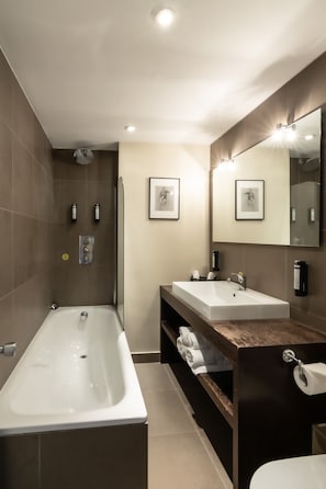 Family Room Sleeps 4 | Baño | Tina con regadera, amenidades de baño de diseñador, secadora de cabello