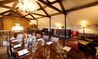 Se sirven desayunos, almuerzos y cenas; cocina británica