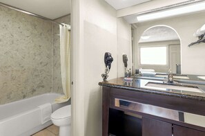Desk, iron/ironing board, free WiFi, bed sheets - Econo Lodge Galveston Seawall (Galveston)