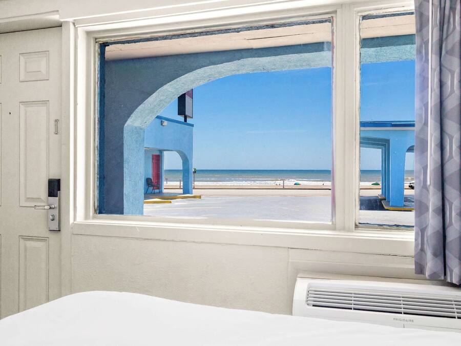 Standaard kamer, 2 tweepersoonsbedden, niet-roken | Een bureau, een strijkplank/strijkijzer, gratis wifi, beddengoed