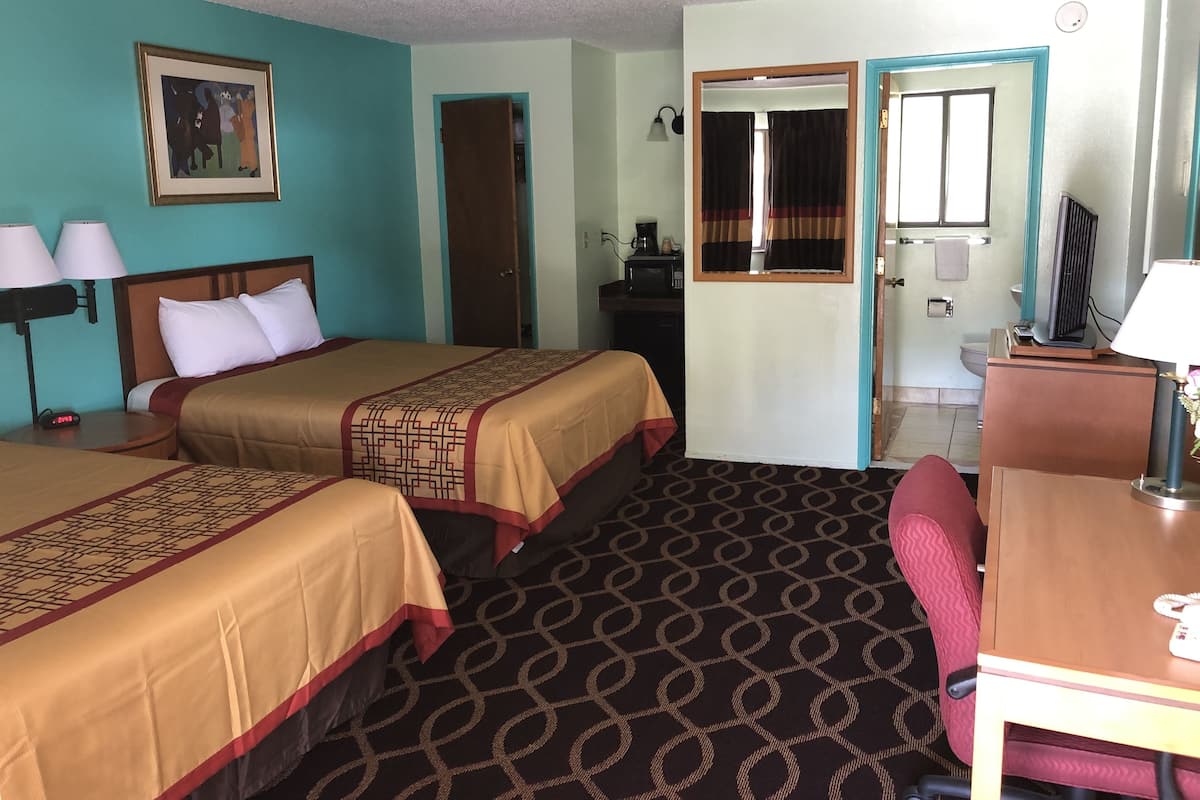 Kamar Standar, 2 Tempat Tidur Queen | Setrika/meja setrika, Wi-Fi gratis, dan seprai linen