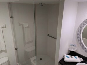 Shower, rainfall showerhead, towels - Hotel ZAR Guadalajara (Zapopan)