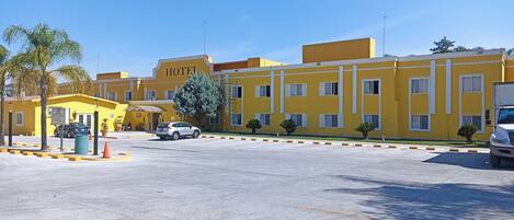 Vista frontal de la propiedad