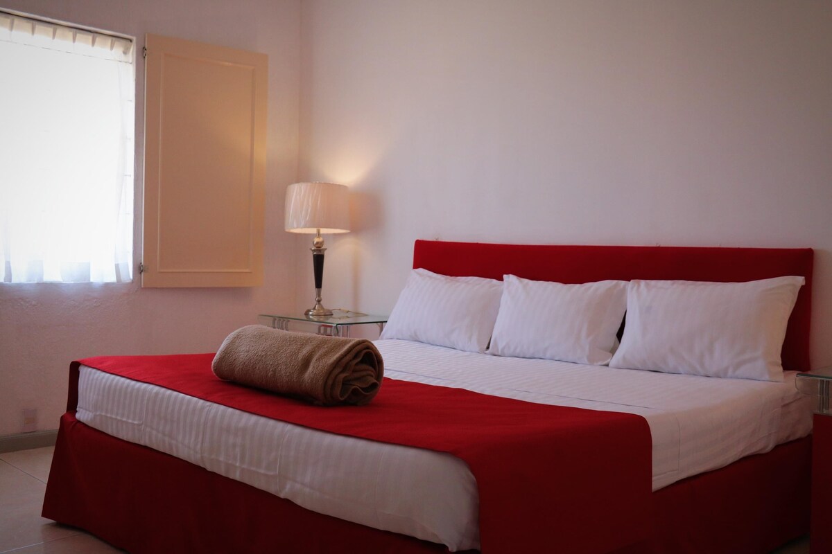 Escritorio, wifi gratis y ropa de cama 