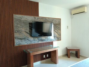 32-inch LCD TV with cable channels, TV - Hotel ZAR Guadalajara (Zapopan)