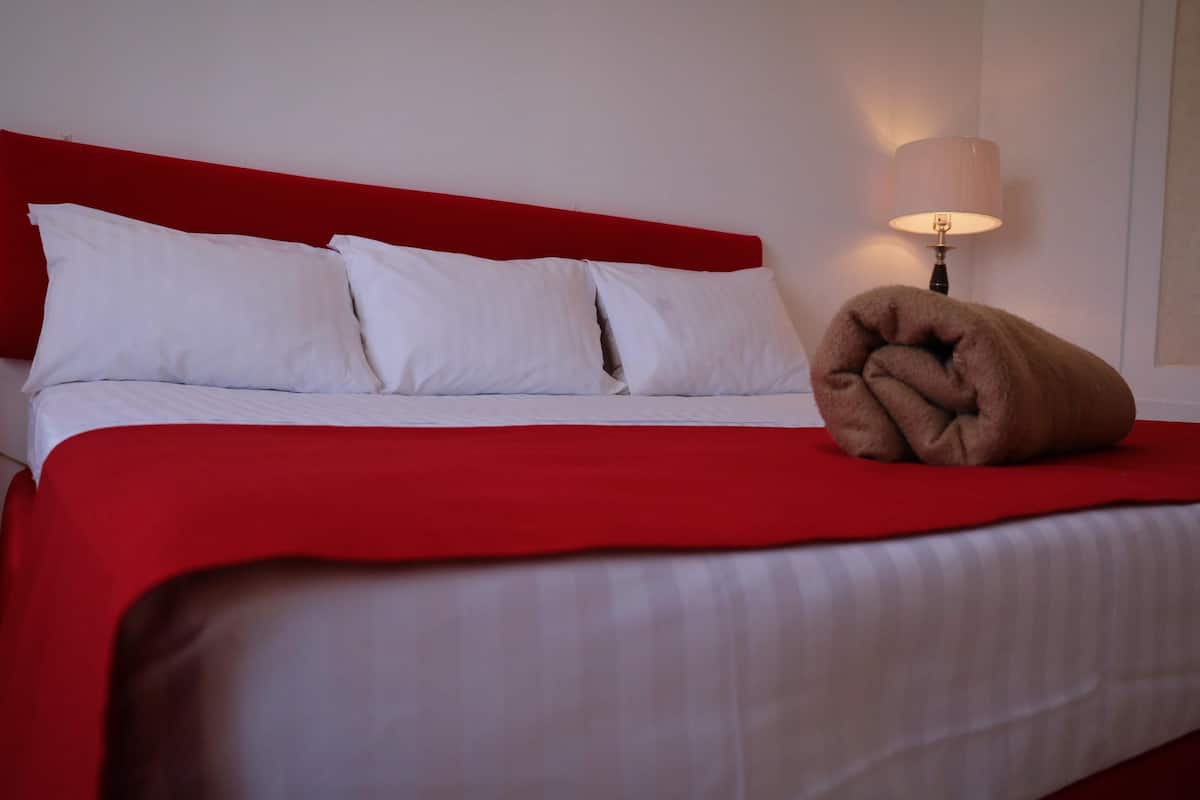 Escritorio, wifi gratis, ropa de cama