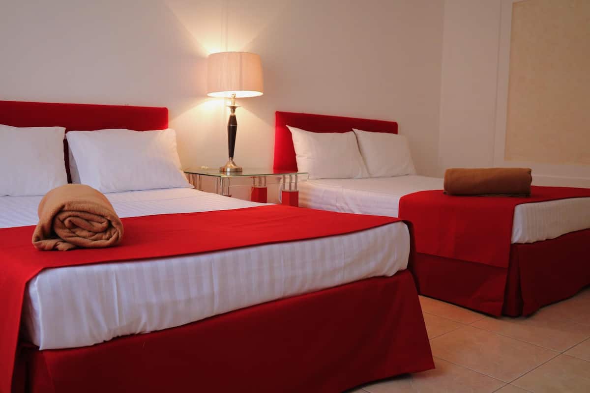 Escritorio, wifi gratis, ropa de cama