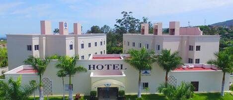 Vista frontal de la propiedad