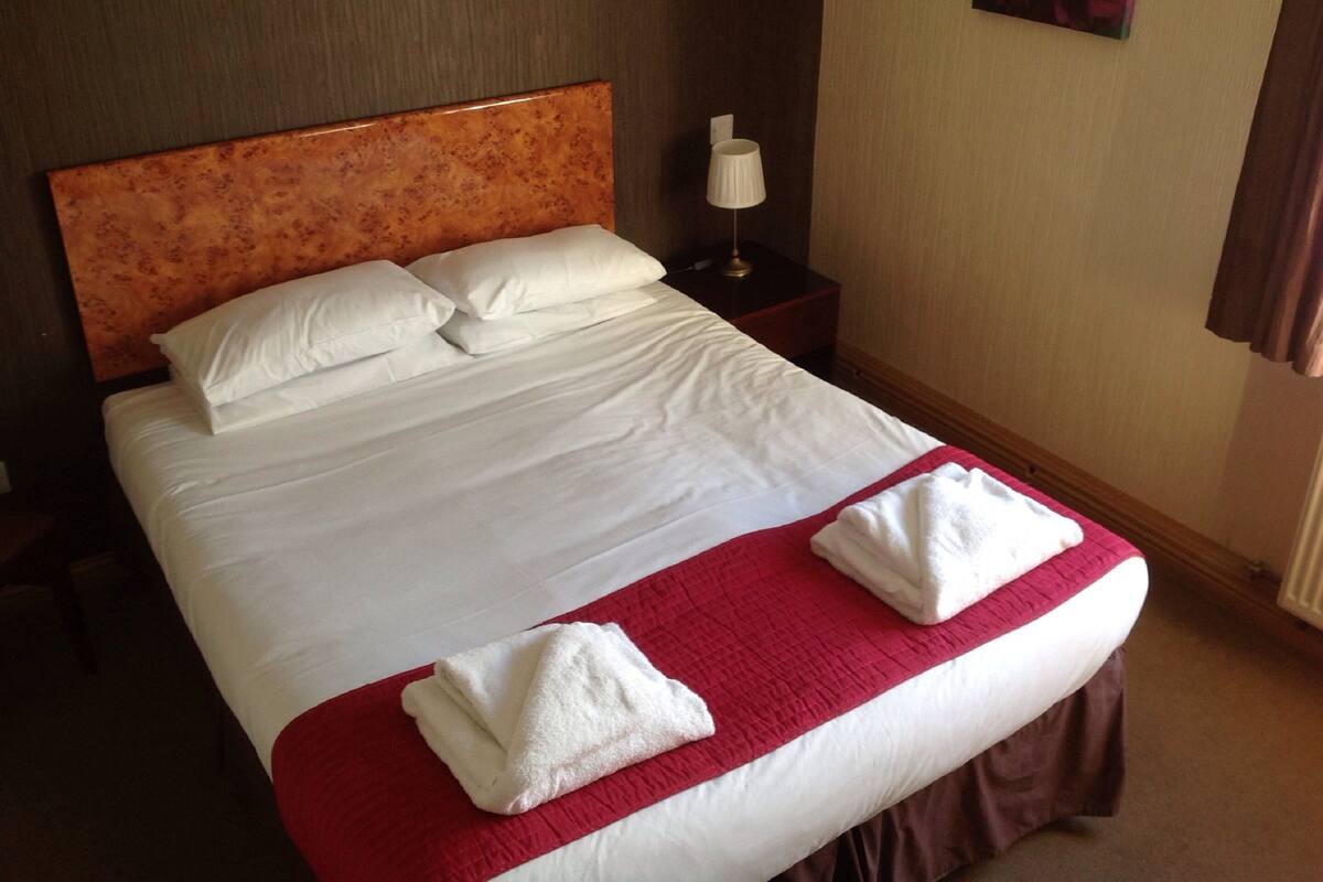 Room, 1 Double Bed, Non Smoking, Private Bathroom | WiFi (free), bed sheets