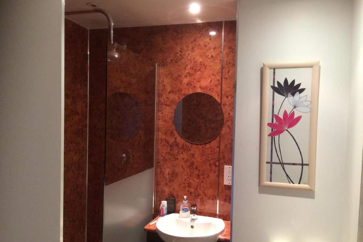 Standardzimmer, 2 Einzelbetten, Nichtraucher, eigenes Bad | Badezimmer | Dusche, kostenlose Toilettenartikel, Handtücher