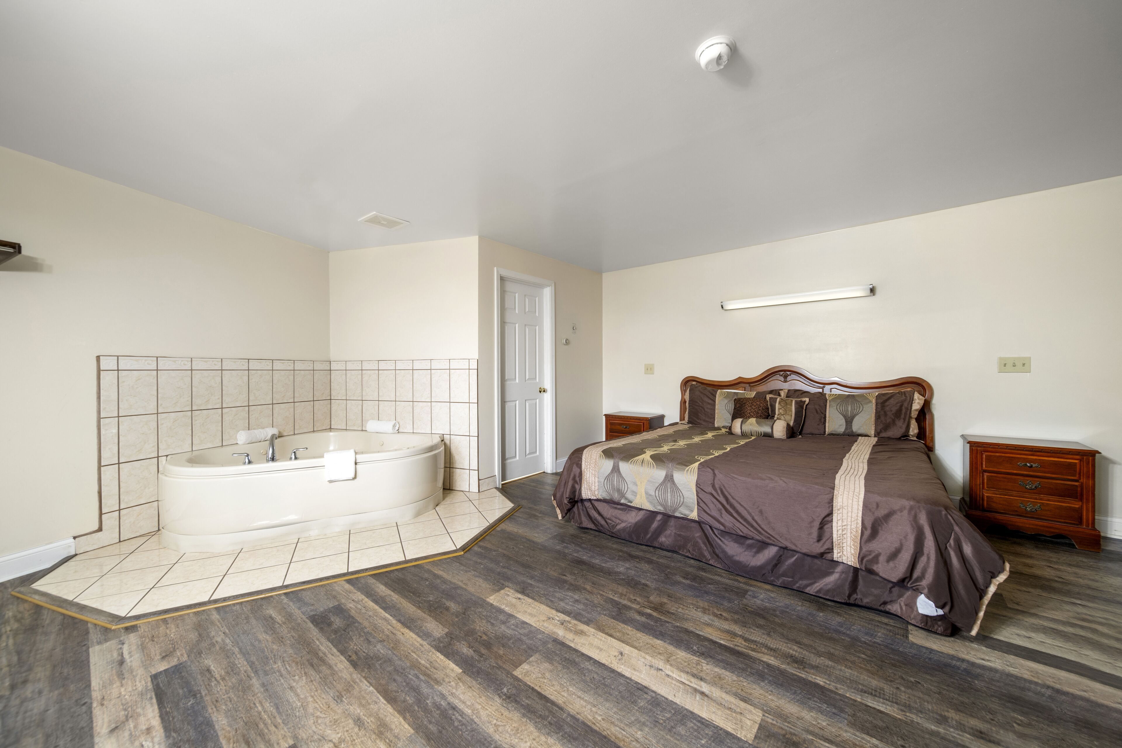 Honeymoon Suite, 1 King Bed, Jetted Tub | Premium bedding, blackout drapes, iron/ironing board, free WiFi