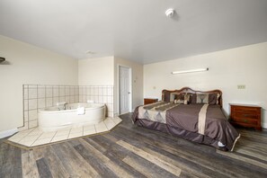 Honeymoon Suite, 1 King Bed, Jetted Tub | Premium bedding, blackout curtains, iron/ironing board, free WiFi - Thumb Heritage Inn (Sandusky)