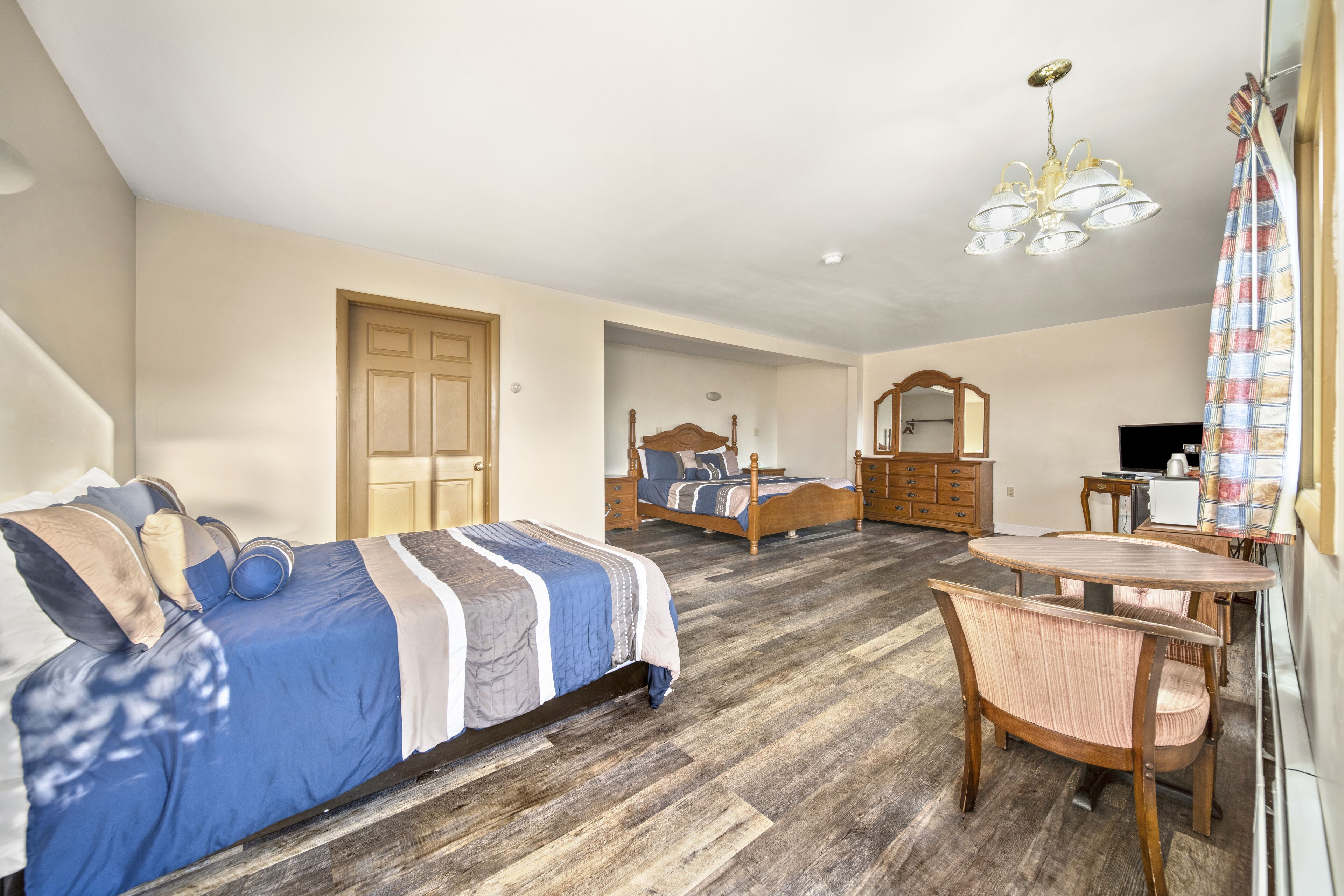 Suite familiar, hidromasaje | Ropa de cama de alta calidad y cortinas blackout 