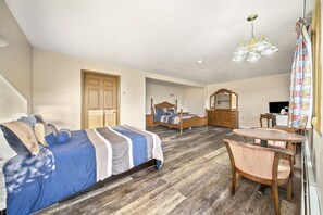 Family Suite, Jetted Tub | Premium bedding, blackout curtains, iron/ironing board, free WiFi - Thumb Heritage Inn (Sandusky)