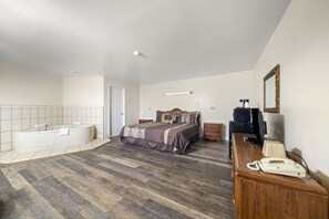 جناح شهر العسل - سرير ملكي - بحوض استحمام بنظام دفع المياه | أغطية فراش متميزة وستائر تعتيم ومكواة/لوح كي وواي فاي مجانًا