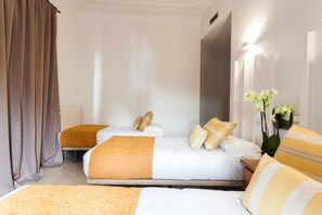 Triple Room, City View | In-room safe, desk, soundproofing, rollaway beds - Hostal Josefina (Madrid)