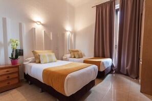 Twin Room, City View | In-room safe, desk, soundproofing, rollaway beds - Hostal Josefina (Madrid)