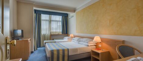 Kamar Triple | Tempat tidur Select Comfort, minibar, dan brankas