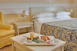 セレクト コンフォート製ベッド、ミニバー、セーフティボックス (室内)、客室ごとに異なるインテリア