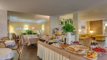 Frukostbuffé varje dag (EUR 10 per person)
