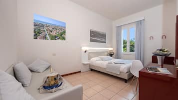 Triple Room | Minibar, in-room safe, desk, free WiFi