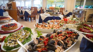 En buffet med fisk og skaldyr, salater og desserter.