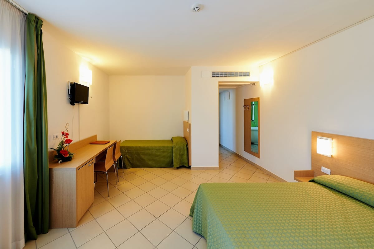 classic triple room | 1 bedroom, minibar, in-room safe, desk