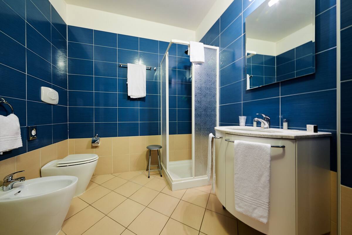 classic quadruple room | bathroom | free toiletries, hair dryer, bidet, towels