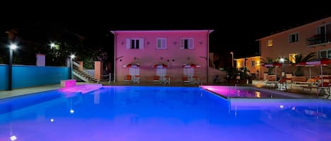 Außenpool (je nach Saison geöffnet), Sonnenschirme, Liegestühle