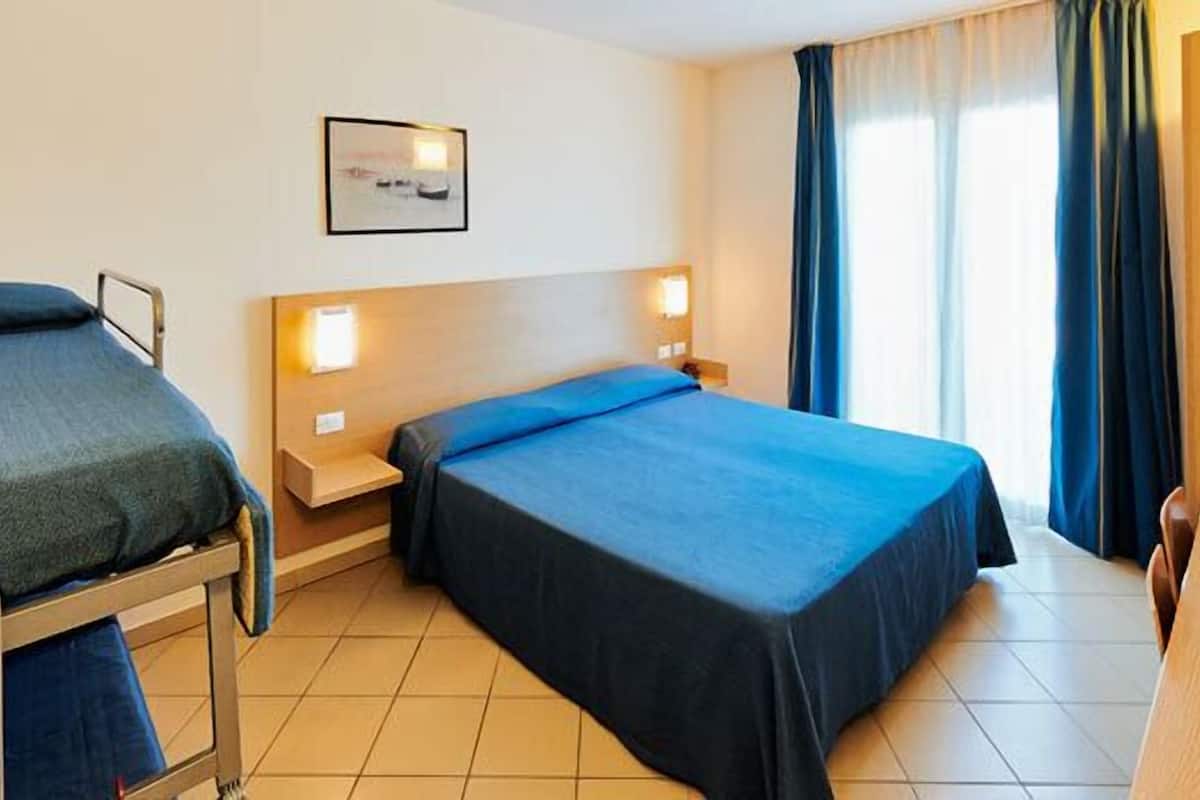 classic quadruple room | 1 bedroom, minibar, in-room safe, desk