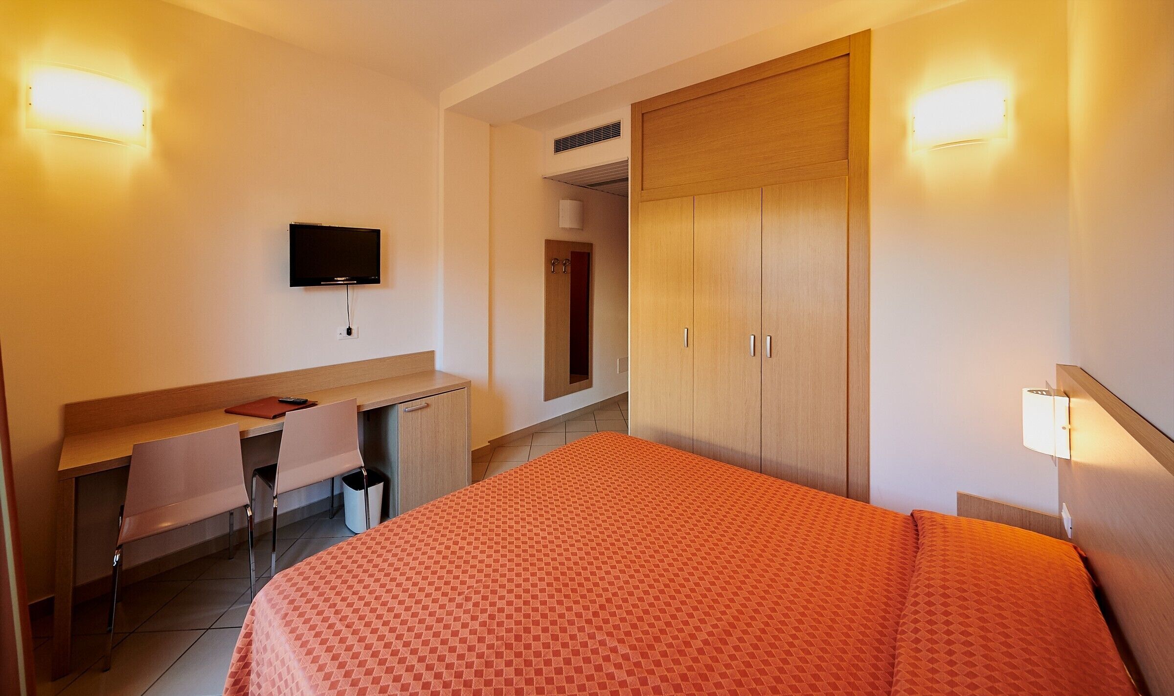 Minibar, Zimmersafe, Schreibtisch, laptopgeeigneter Arbeitsplatz
